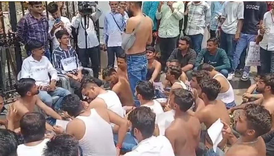 राजस्थान: छात्रसंघ चुनाव की मांग को लेकर विवि गेट पर छात्रों का अर्धनग्न प्रदर्शन