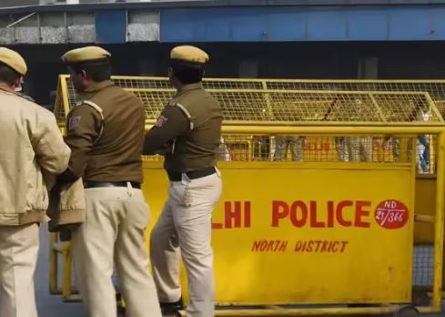 सीबीआई ने दिल्ली पुलिस के दो पुलिसकर्मियों को थाने से किया गिरफ्तार