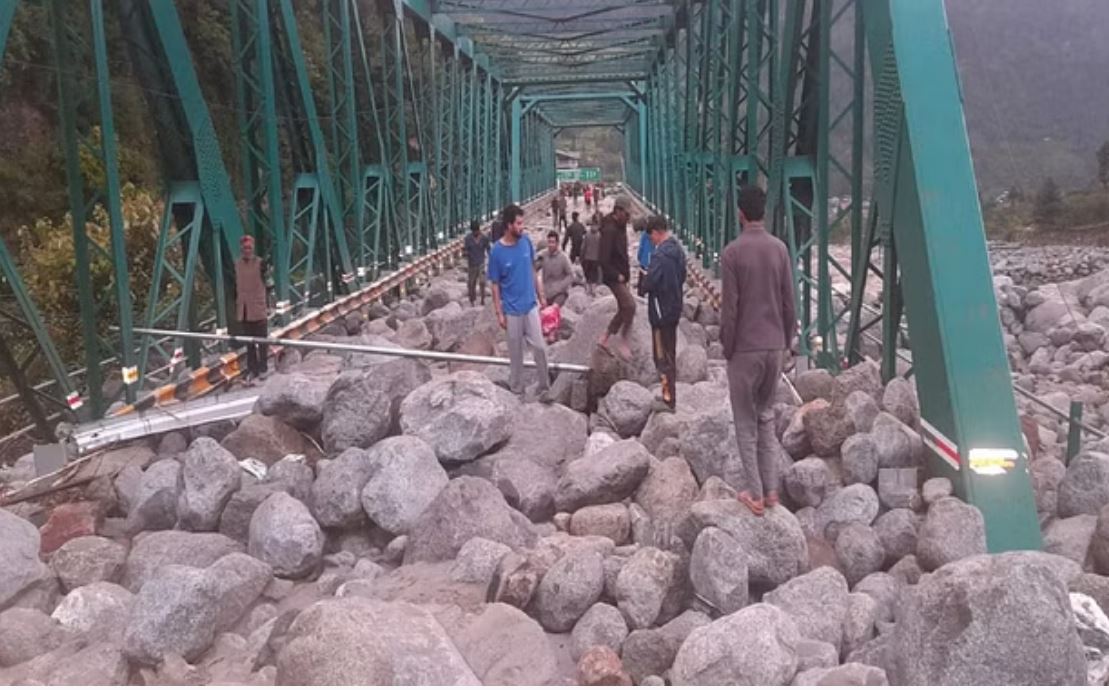 हिमाचल: अंजनी महादेव में फटा बादल... पलचान में भारी नुकसान