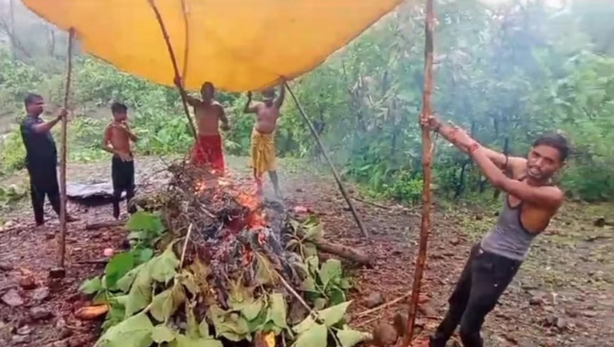 गुना: बरसते पानी में तिरपाल लगाकर करना पड़ा आदिवासी महिला का अंतिम संस्कार