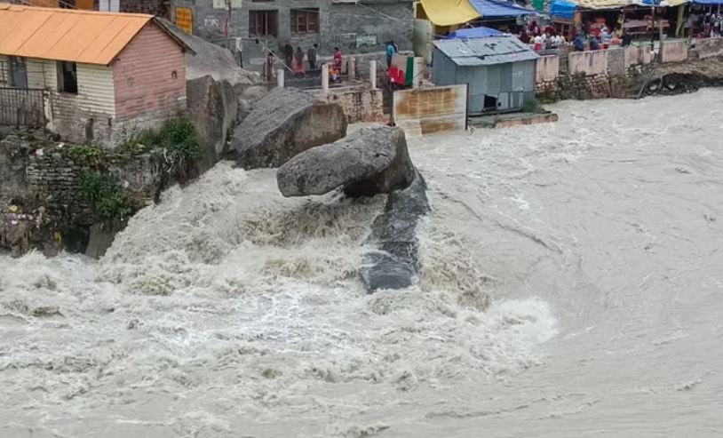बदरीनाथ में अलकनंदा का रौद्र रूप: बारिश से खतरे के निशान से ऊपर पहुंचा जलस्तर