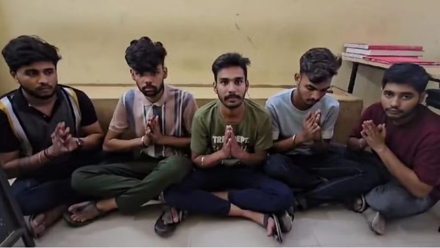 इंदौर: पहले बाइक से पांच युवकों ने उड़ाया पानी, पुलिस ने पकड़ा तो माफी मांगी