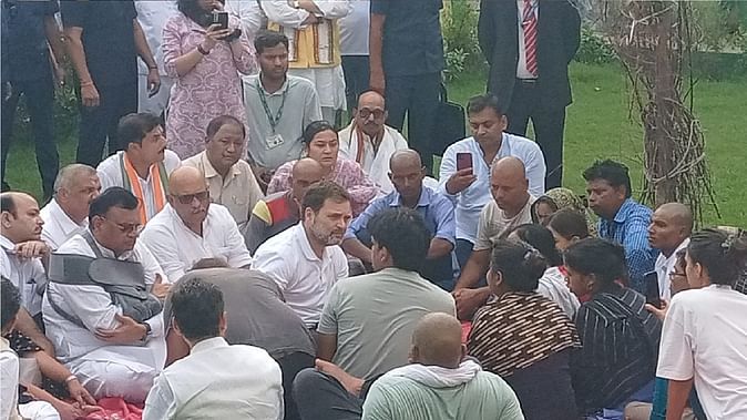 हाथरस में पीड़ितों के घर पहुंचे कांग्रेस नेता राहुल गांधी, परिजनों से मिलकर दी सांत्वना