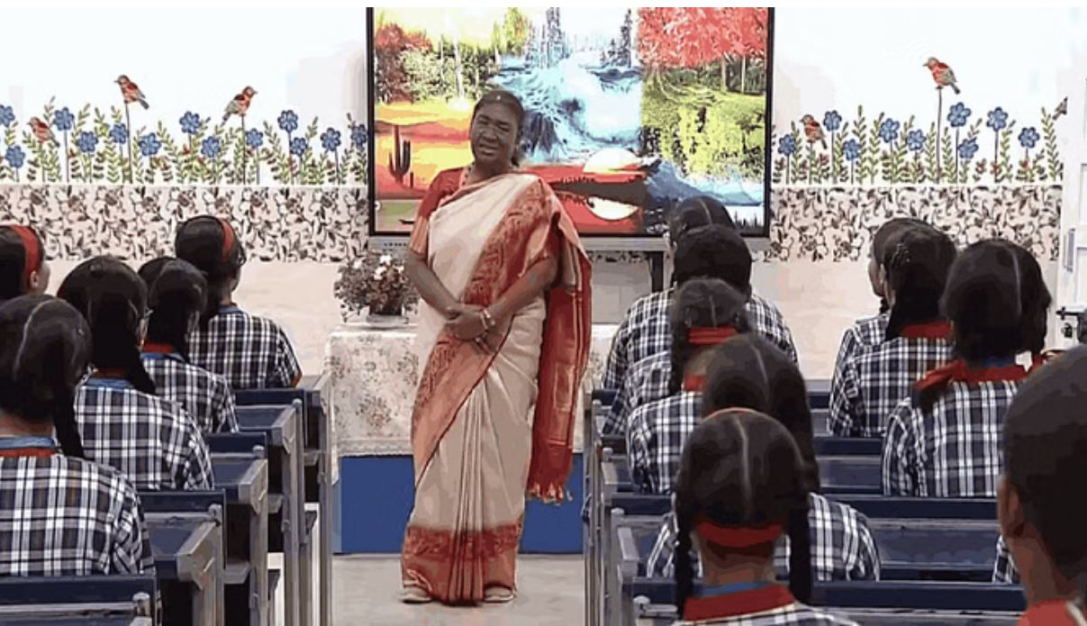 राष्ट्रपति द्रौपदी मुर्मू ने बच्चों को पढ़ाया, डॉ. राजेंद्र प्रसाद केंद्रीय विद्यालय का किया दौरा