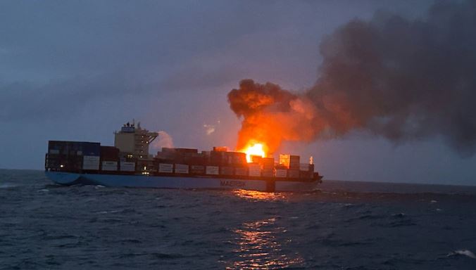 गोवा से 102 समुद्री मील दूर कार्गो मर्चेंट जहाज में आग लगी