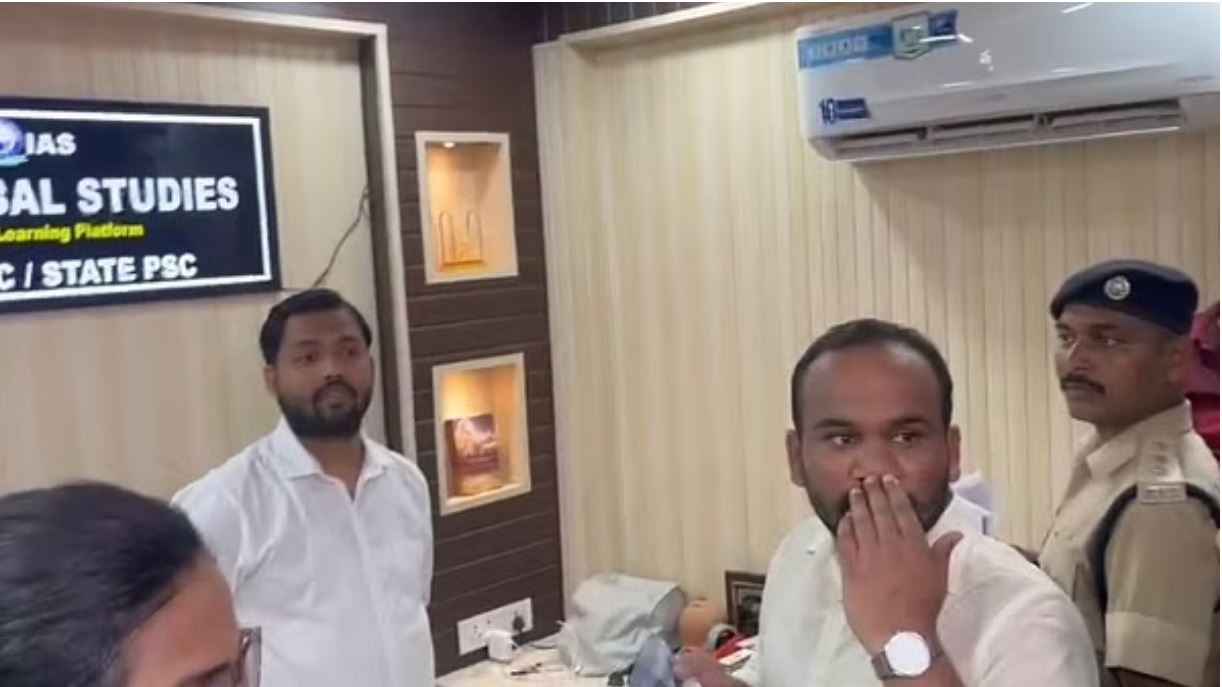 बिहार: खान सर की कोचिंग में पहुंच गई जिला प्रशासन की टीम; कर्मियों ने घुमा दिया