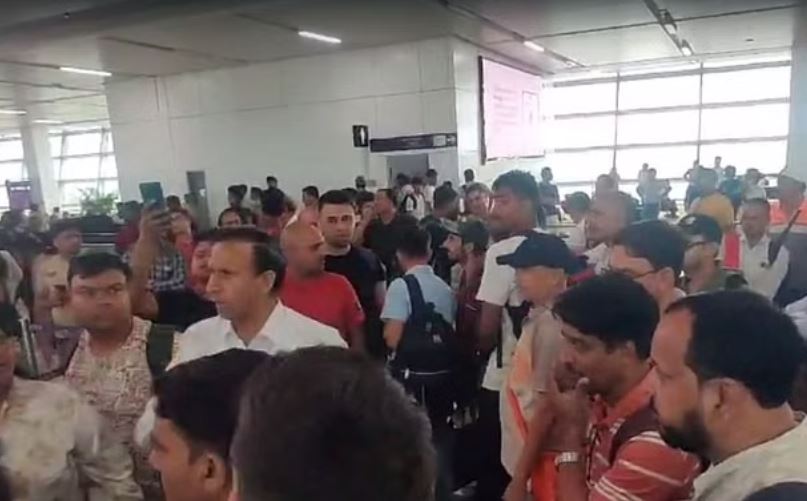 स्पाइस जेट की उड़ानों में देरी से यात्री परेशान, एयरपोर्ट पर किया हंगामा