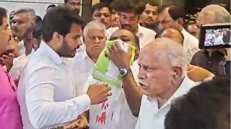 प्रेस कॉन्फ्रेंस करते-करते अचानक कुमारस्वामी की नाक से बहने लगा खून