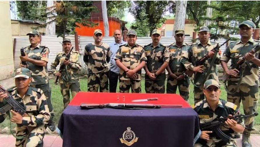 सफलता: अमृतसर में बॉर्डर के गांव से मिले पाकिस्तानी हथियार