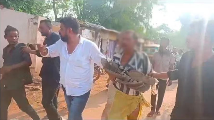 एमपी: नाबालिग का अपहरण कर किया दुष्कर्म, ग्रामीणों ने जूते की माला पहनाकर निकाला आरोपी का जुलूस
