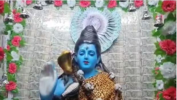 सुर्खियां बंटोर रही गंगाजल के साथ 500 के नोट से सजी अनोखी कांवड़