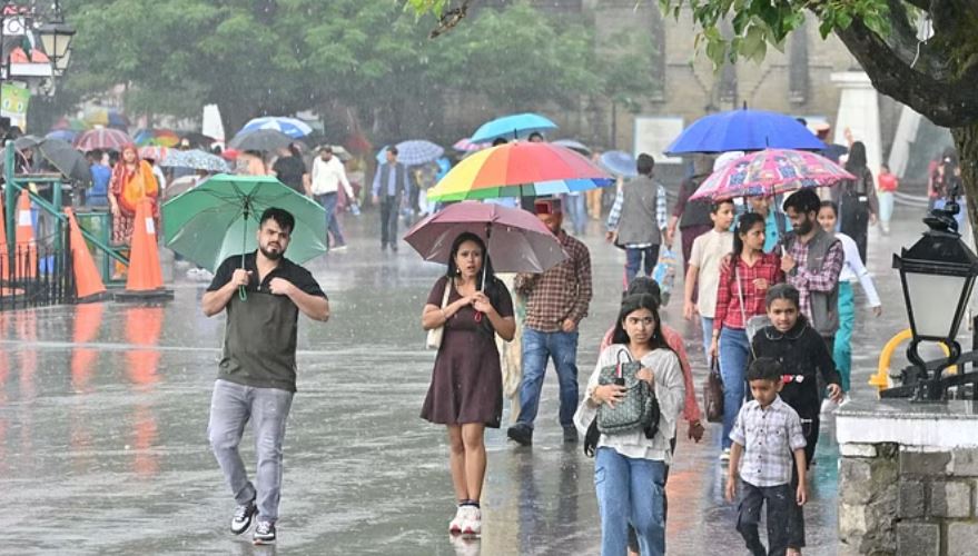 शिमला में बारिश, कुल्लू में भूस्खलन से गोशाला ढही, चार मकानों को खतरा