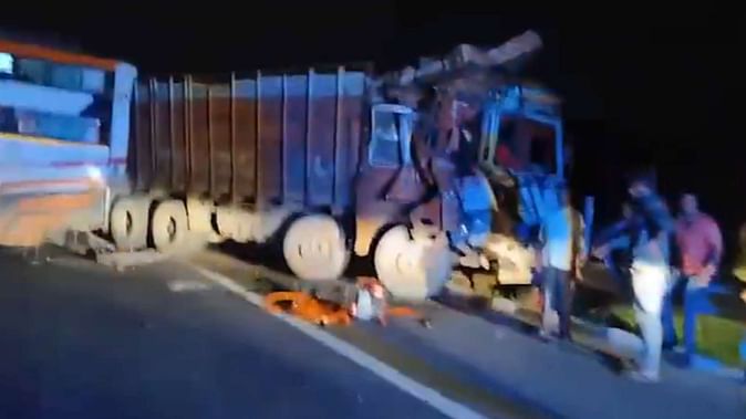 अहमदाबाद-वडोदरा एक्सप्रेस हाइवे पर भीषण हादसा, बस और ट्रक की टक्कर में छह की मौत