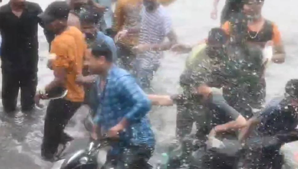 महिला से की बदसलूकी… बारिश के बीच लखनऊ की सड़कों पर हुड़दंग