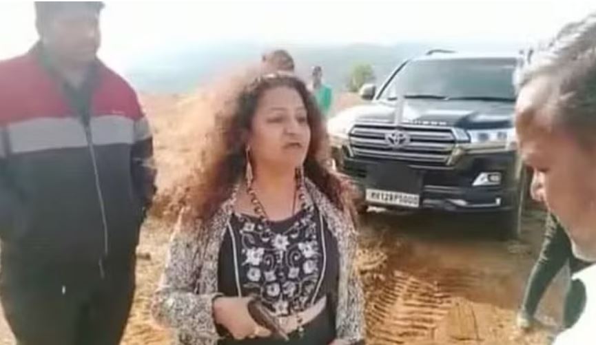 ट्रेनी आईएएस पूजा खेडकर की मां को पुणे पुलिस ने हिरासत में लिया