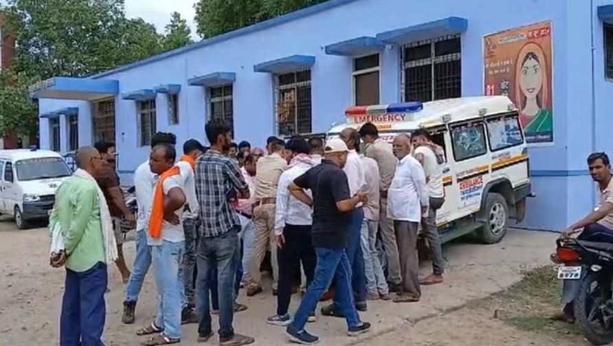 बिहार: टुकड़े में बंटी कार, छिटककर सड़क पर बिछ गई तीन लाशें