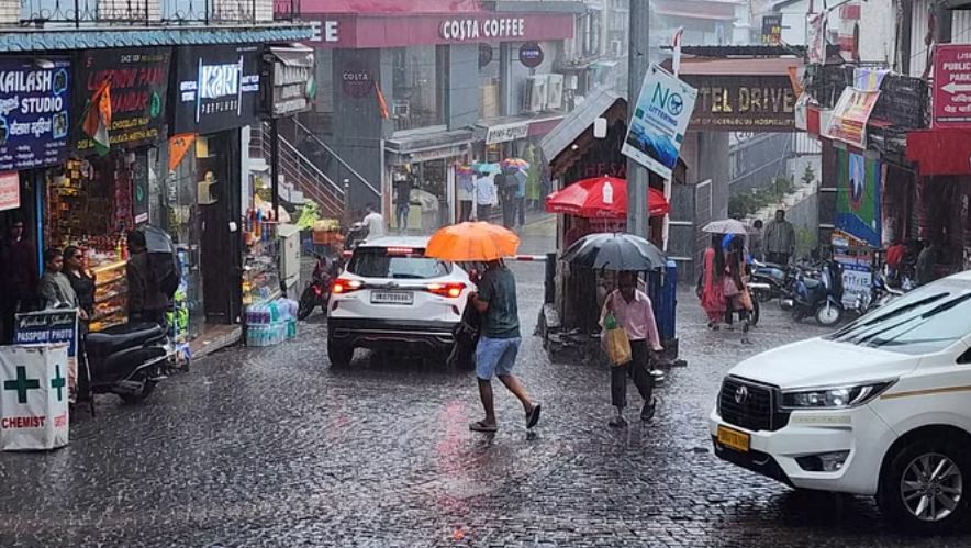 गोरखपुर, प्रयागराज समेत कई जिलों में भारी बारिश, रेड अलर्ट जारी