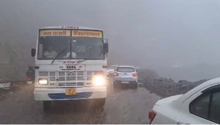 भारी बारिश से ऋषिकेश-गंगोत्री हाईवे पर आया मलबा, रास्ता बंद होने से फंसे वाहन