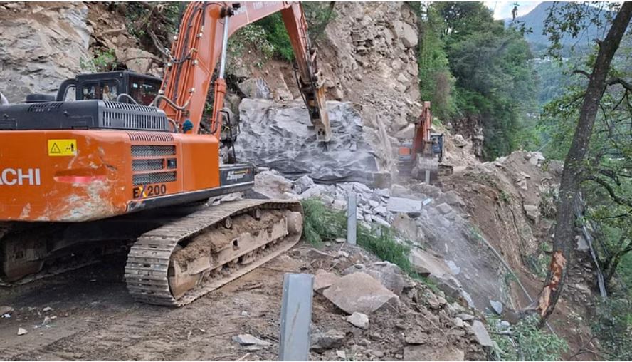 रुद्रप्रयाग-गौरीकुंड हाईवे: डोलिया मंदिर के पास सड़क पर बोल्डर गिरने से रास्ता बंद