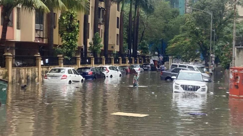 भारी बारिश के चलते ठहरी मुंबई; बाढ़ आने का बढ़ा खतरा