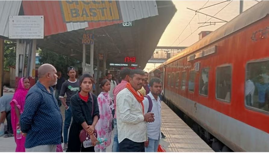 बिहार: संपर्क क्रांति एक्सप्रेस की बोगी में अग्निशमन उपकरण लीक होने से हड़कंप