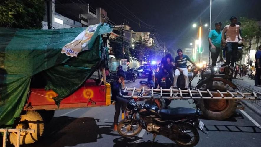 खतौली: कांवड़ के सामने प्लास्टिक में रखा मिला मांस, कांवड़ियों ने किया हंगामा