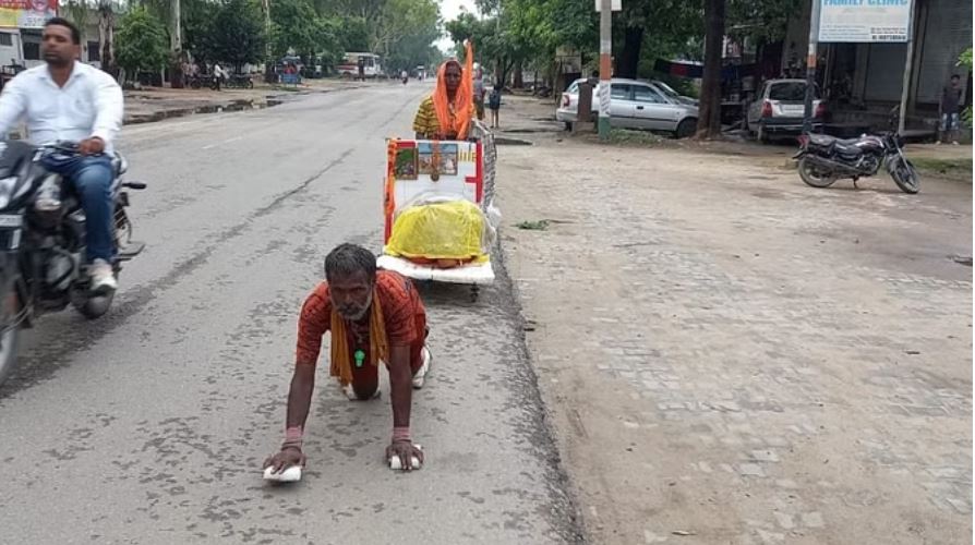 कावड़ यात्रा: घुटनों के बल हरपाल भगत लेकर आए नीलकंठ से गंगाजल
