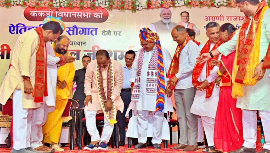 आठ माह से नंगे पांव थे केकड़ी विधायक, मुख्यमंत्री ने जयपुर से लाकर दिए जूते