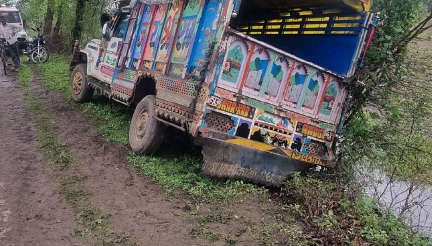 दमोह: परिवार का पिकअप वाहन पेड़ से टकराया, एक की मौत; 13 घायल