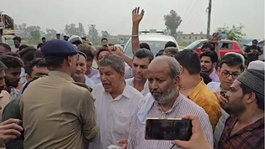 मतदान के दौरान लिब्बरहेड़ी जाने की जिद पर अड़े हरीश रावत, पुलिस ने हिरासत में लिया