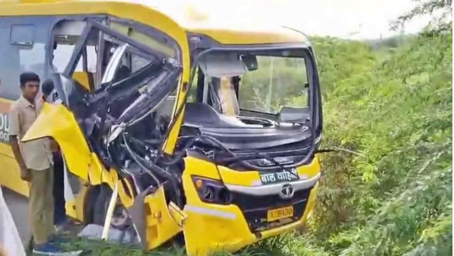 बच्चों को स्कूल ले जा रही बस गड्ढे में गिरी, ट्रक से टक्कर बचाने के प्रयास में हुआ हादसा