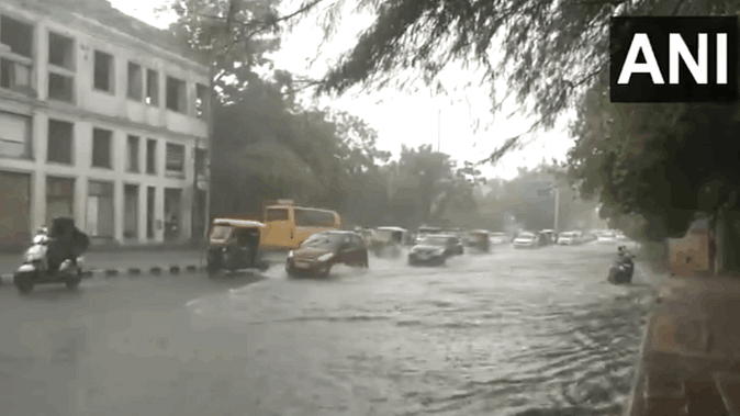 दिल्ली के कई इलाकों में झमाझम बारिश, मौसम हुआ सुहावना; कई सड़कों पर भरा पानी