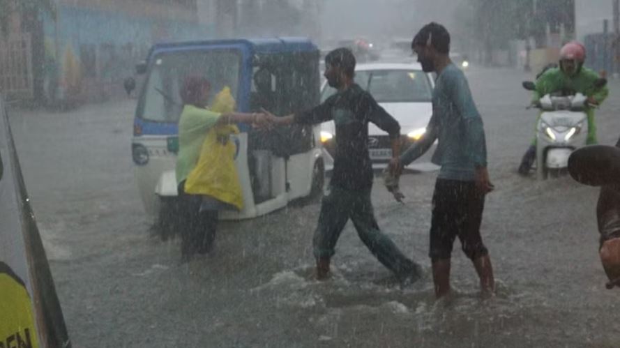 प्रदेश के कई जिलों में भारी बारिश का अलर्ट, देहरादून के स्कूलों में कल रहेगी छुट्टी