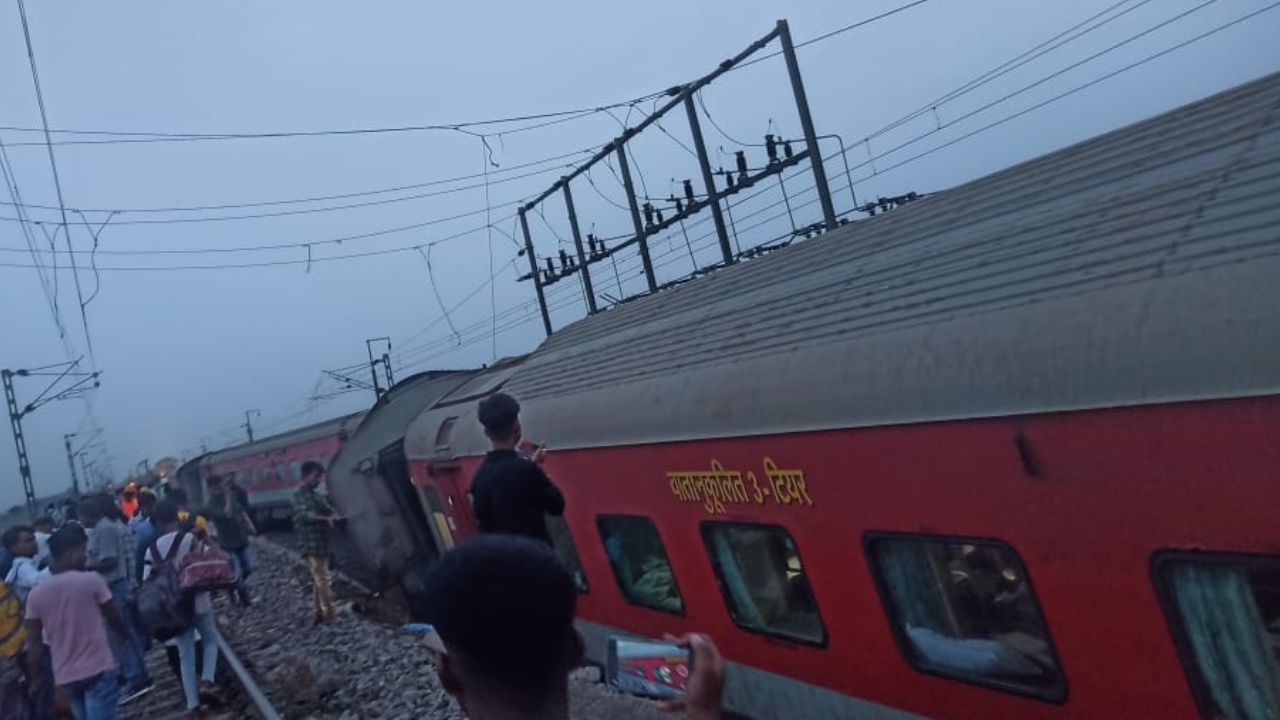 झारखंड: हावड़ा से मुंबई जा रही ट्रेन के 18 डिब्बे पटरी से उतरे, दो की मौत, 20 घायल