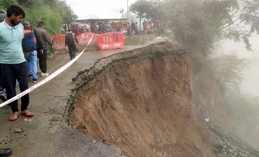 मलारी हाईवे लाल बाजार के पास 20 मीटर ध्वस्त, बदरीनाथ के रास्ते में फंसे रहे 700 श्रद्धालु