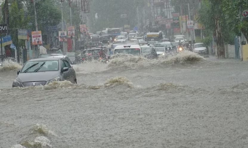 देहरादून में मूसलाधार बारिश: 'समंदर' बनी राजधानी की सड़कें
