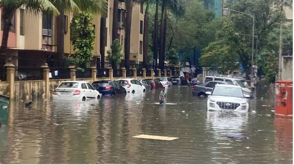 सड़कें बनीं दरिया, डूबी गाड़ियां, स्कूल बंद… मुंबई में बरस रही ‘आफत’