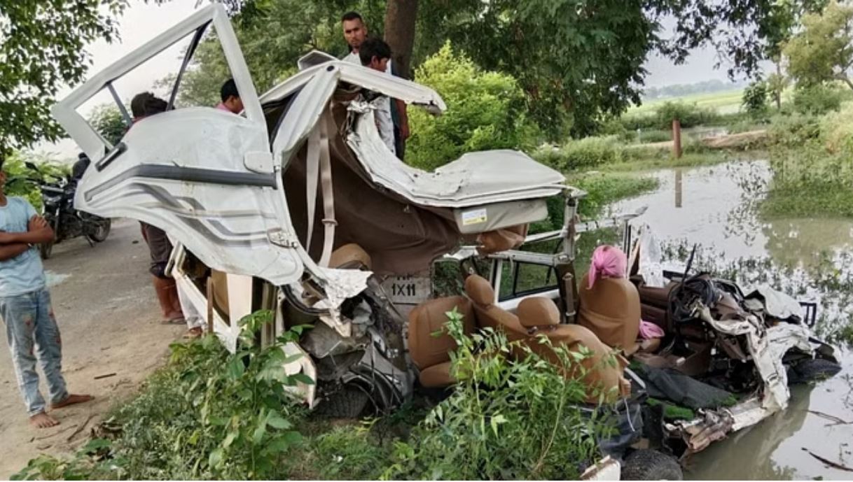 चंदौली में पेड़ से टकराई बोलेरो, मची चीख-पुकार