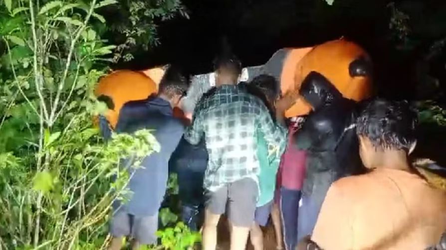 मिनी गोवा में नहाने के दौरान तीन युवक बहे, बचने ले लिए लिया पत्थर का सहारा