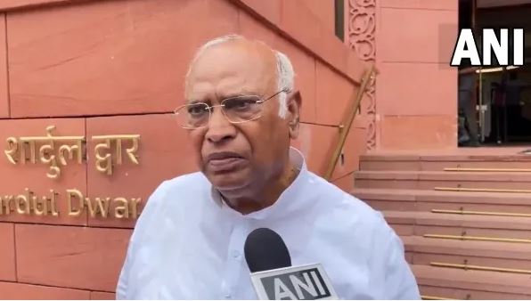 संसद में किसी की जाति नहीं पूछी जाती, जानबूझकर किया अपमान- खरगे