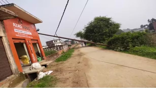 मुजफ्फरनगर में बाल-बाल बचे ग्रामीण, हाइटेंशन लाइन समेत गिरे चार खंभे