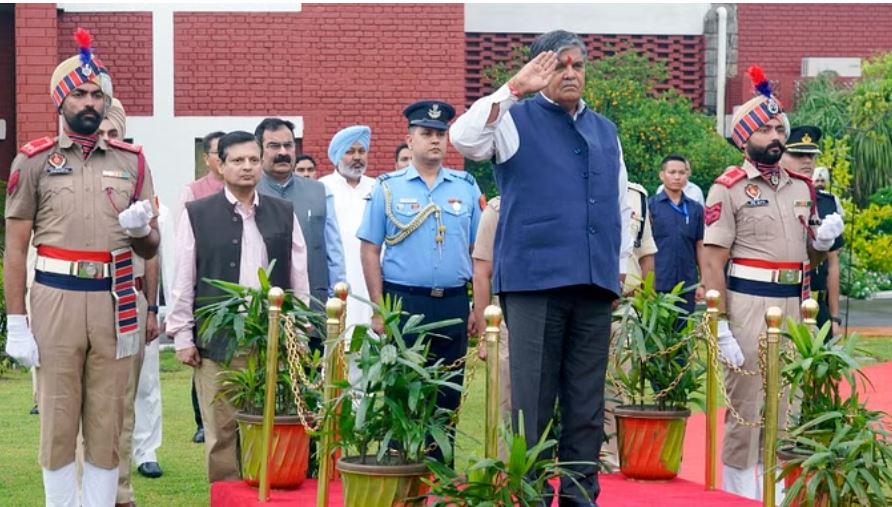 पंजाब के नए राज्यपाल कटारिया पत्नी के साथ पहुंचे चंडीगढ़: राजभवन में हुआ स्वागत
