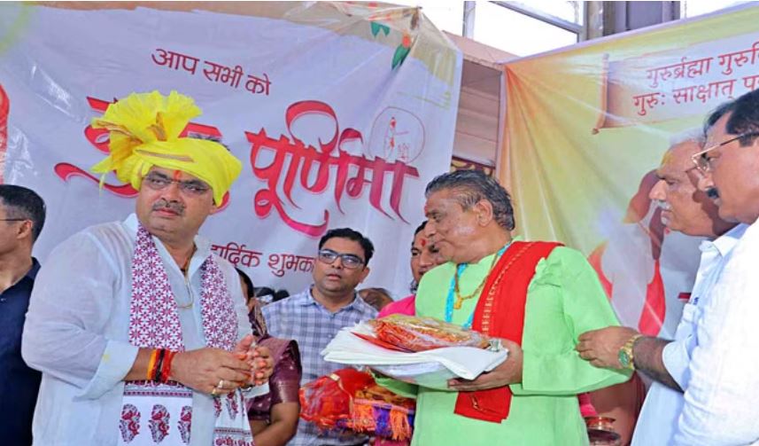 डींग: गुरु पूर्णिमा पर गृह जिले पहुंचे सीएम, श्रीनाथ जी का पंचामृत से किया अभिषेक