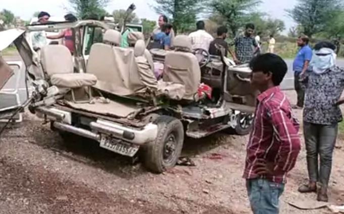 राजस्थान: पेड़ से टकराई बोलेरो, नाना-दोहिते समेत तीन की मौत