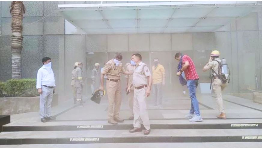 नोएडा के मॉल में भीषण आग, बाहर भागे लोग, अंदर भरा धुंआ