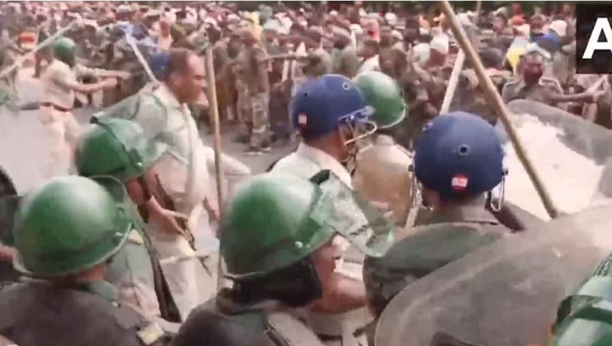 रांची में बवाल, धरना दे रहे सहायक पुलिसकर्मियों पर लाठीचार्ज