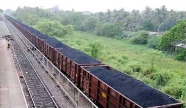 मुंबई में सिग्नल पर मालगाड़ी का इंजन फेल, नौ लोकल ट्रेनें हुईं रद्द