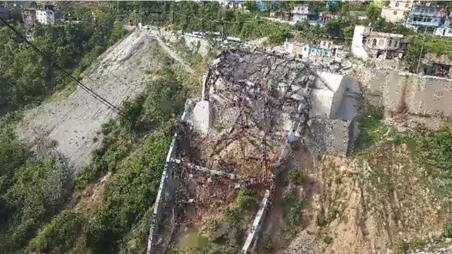 नरकोटा में निर्माणाधीन सिग्नेचर ब्रिज का एक तरफ का ढांचा ढहा