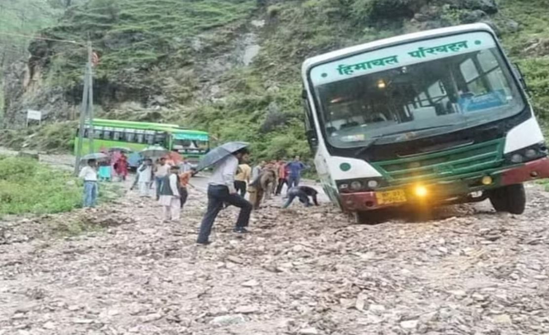 हिमाचल: भारी बारिश से 115 सड़कें और 212 बिजली ट्रांसफार्मर बाधित