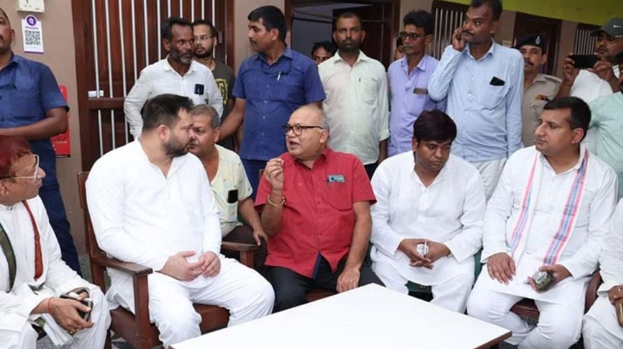 तेजस्वी यादव ने नीतीश कुमार की पार्टी के नेता का नाम लेकर बताया हत्यारा